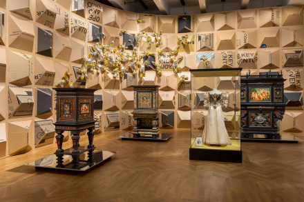 Ausstellungsansicht „THE FEST. Zwischen Repräsentation und Aufruhr“ im Hintergrund: Peter Sandbichler, Raumecke, 2022; Patrick Rampelotto, Exzesswand, 2022, MAK Ausstellungshalle © Markus Krottendorfer/MAK